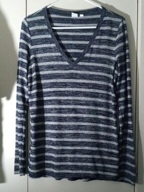 GAP Women's Navy and Gray Striped V-Neck Long Sleeve Top Size Small